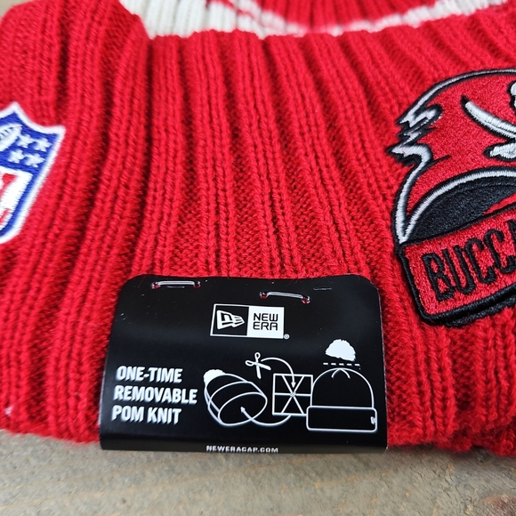 New Era Tampa Bay Buccaneers NFL Football Lined Red Cream Stocking Hat - Picture 9 of 9